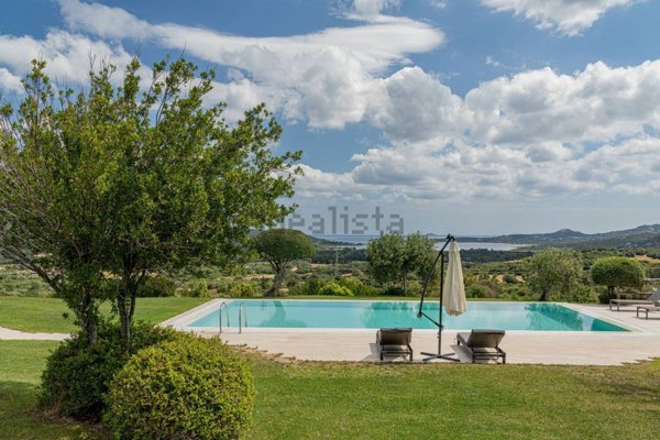 casa indipendente in vendita ad Olbia in zona Cugnana