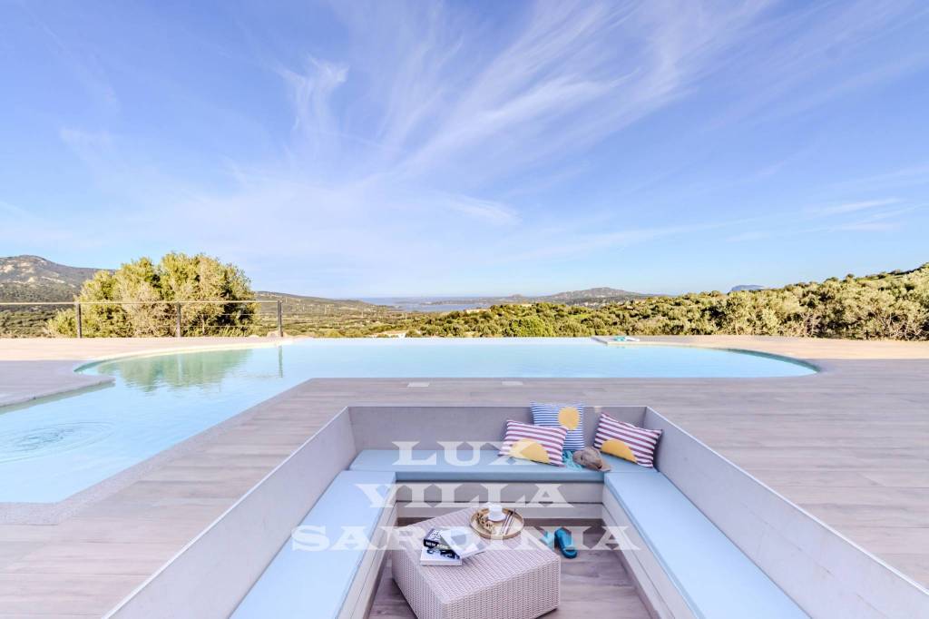 casa indipendente in vendita ad Olbia in zona Cugnana