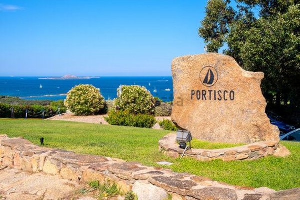 appartamento in vendita ad Olbia in zona Cugnana