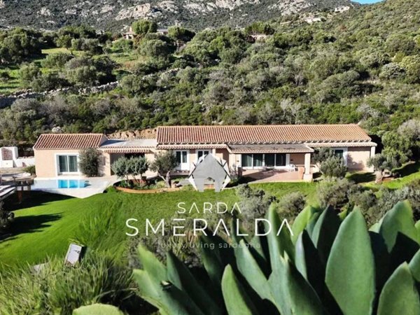 casa indipendente in vendita ad Olbia in zona Cugnana