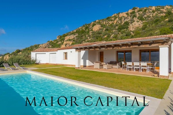 casa indipendente in vendita ad Olbia in zona Cugnana
