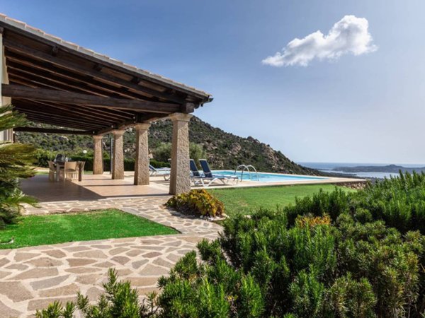casa indipendente in vendita ad Olbia in zona Cugnana