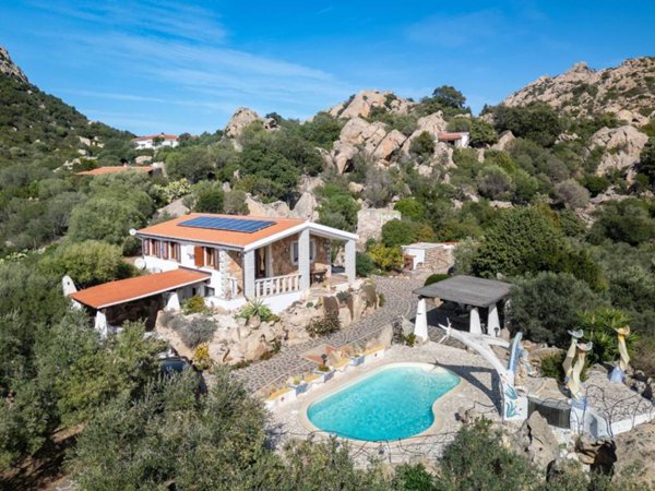 casa indipendente in vendita ad Olbia in zona Centro Storico