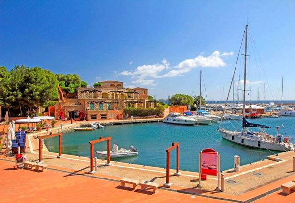 appartamento in vendita ad Olbia in zona Cugnana