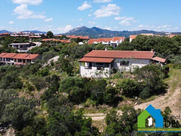 casa indipendente in vendita ad Olbia in zona Cugnana