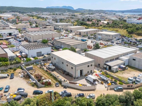 locale commerciale in vendita ad Olbia in zona Pittulongu