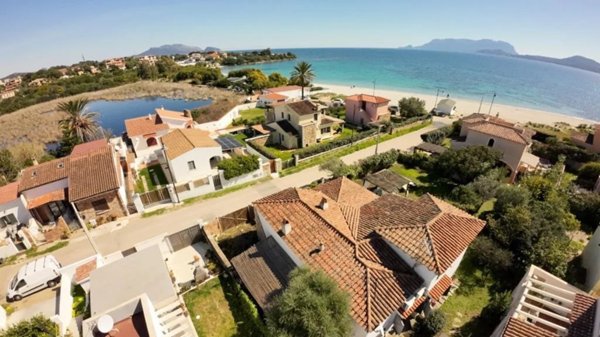 casa indipendente in vendita ad Olbia in zona Pittulongu