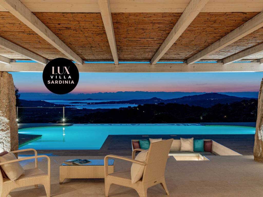 casa indipendente in vendita ad Olbia in zona Cugnana