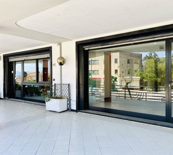 negozio in vendita ad Olbia in zona Aldo Moro