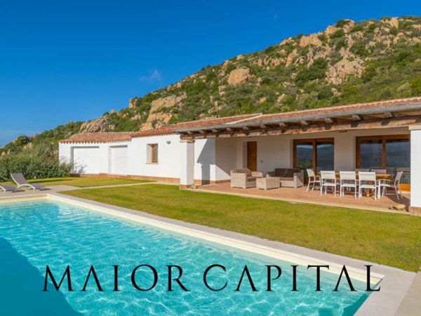casa indipendente in vendita ad Olbia in zona Cugnana