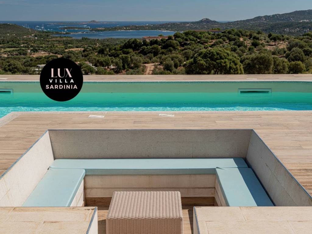 casa indipendente in vendita ad Olbia in zona Cugnana