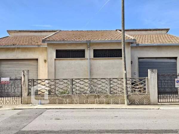 locale commerciale in vendita ad Olbia in zona Bandinu