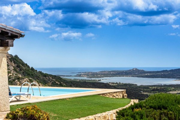 casa indipendente in vendita ad Olbia in zona Cugnana