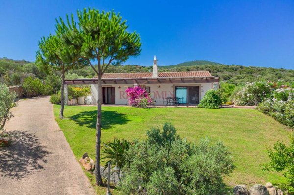 casa indipendente in vendita ad Olbia in zona Cugnana