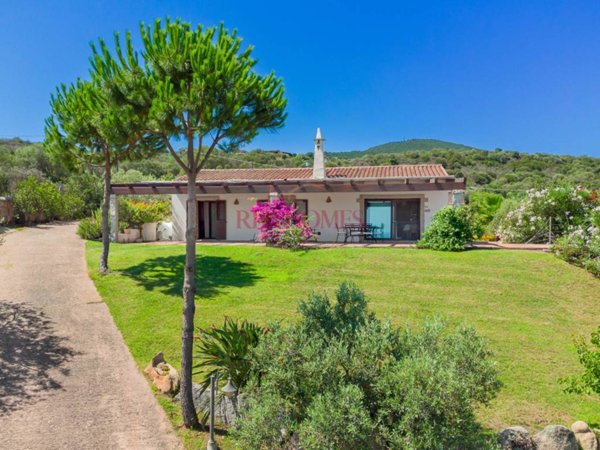 casa indipendente in vendita ad Olbia in zona Cugnana