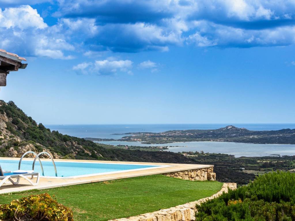 casa indipendente in vendita ad Olbia in zona Cugnana