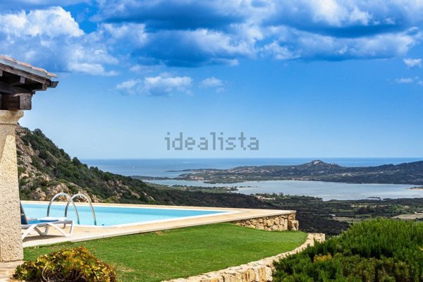 casa indipendente in vendita ad Olbia in zona Cugnana