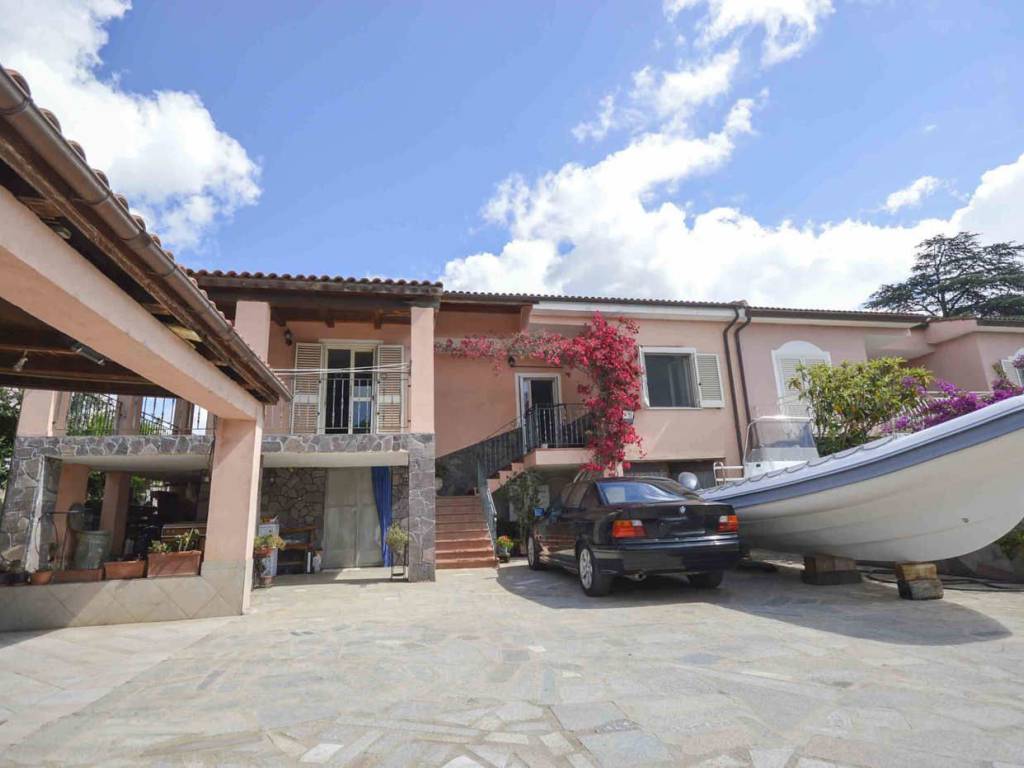 casa indipendente in vendita ad Olbia in zona Pittulongu