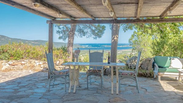 casa indipendente in vendita ad Olbia in zona Cugnana
