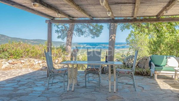 casa indipendente in vendita ad Olbia in zona Cugnana