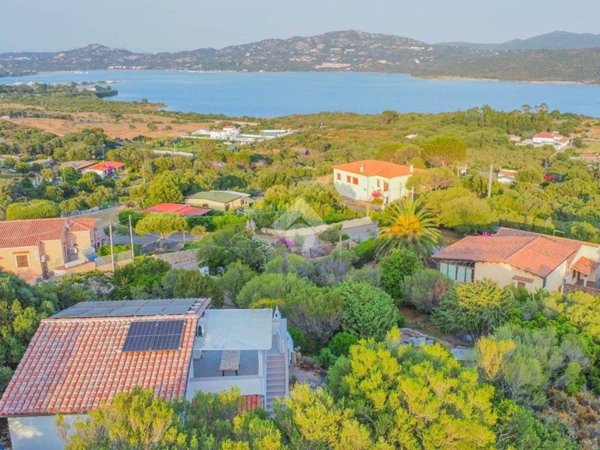 casa indipendente in vendita ad Olbia in zona Cugnana