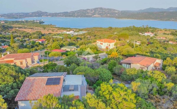 casa indipendente in vendita ad Olbia in zona Cugnana