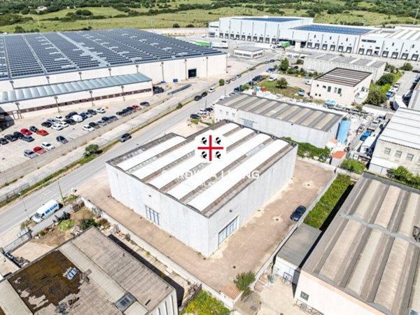 capannone in vendita ad Olbia in zona Pittulongu