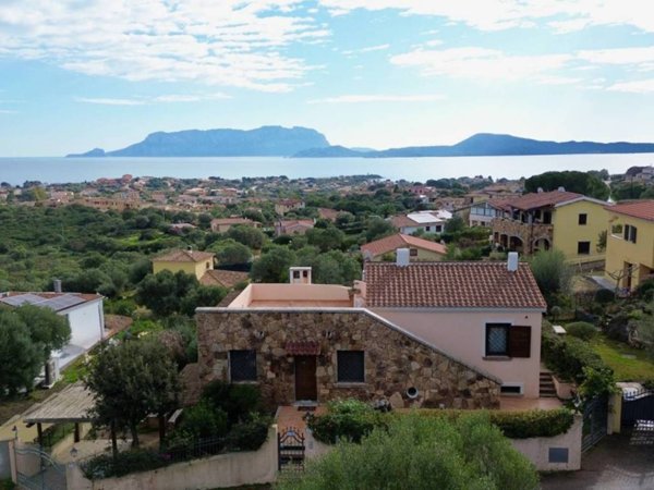 casa indipendente in vendita ad Olbia in zona Pittulongu