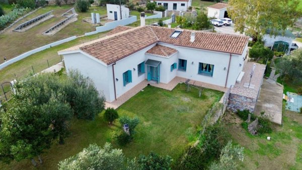 casa indipendente in vendita ad Olbia in zona Cugnana