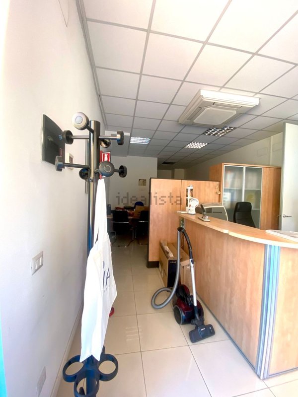 locale commerciale in vendita ad Olbia in zona Vittorio Veneto