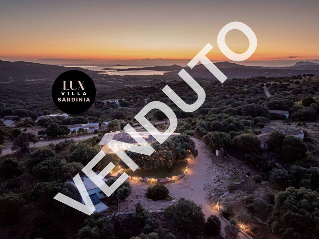 casa indipendente in vendita ad Olbia in zona Cugnana