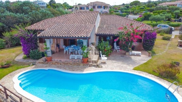 casa indipendente in vendita ad Olbia in zona Pittulongu