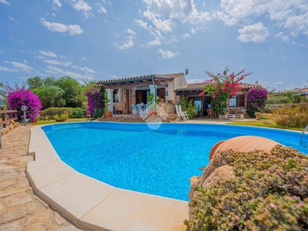 casa indipendente in vendita ad Olbia in zona Pittulongu