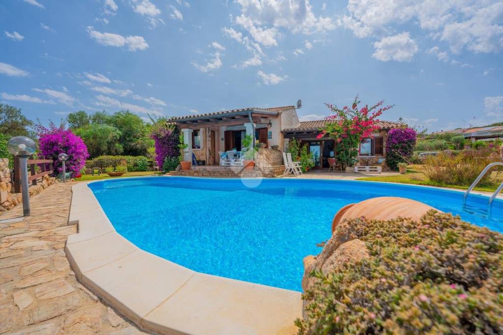 casa indipendente in vendita ad Olbia in zona Pittulongu