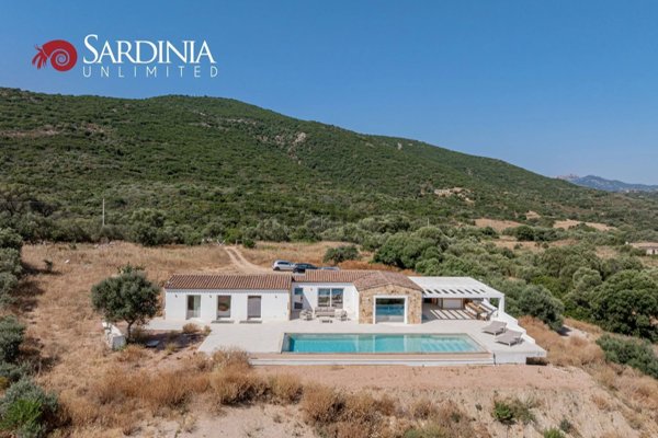 casa indipendente in vendita ad Olbia in zona Cugnana