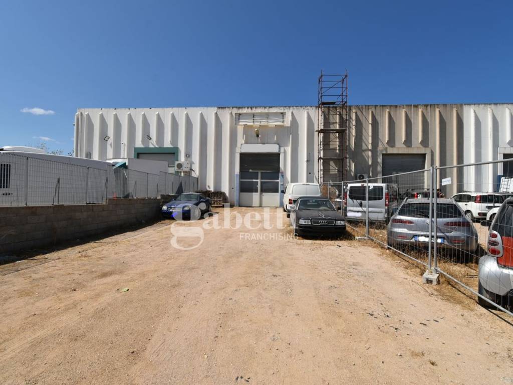 locale commerciale in vendita ad Olbia in zona Pittulongu