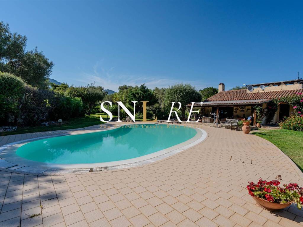 casa indipendente in vendita ad Olbia in zona Cugnana