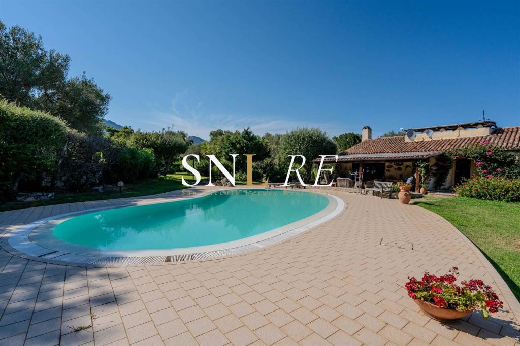 casa indipendente in vendita ad Olbia in zona Cugnana