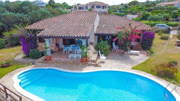 casa indipendente in vendita ad Olbia in zona Pittulongu