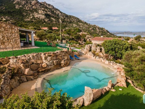 casa indipendente in vendita ad Olbia in zona Cugnana
