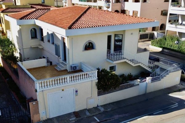 casa indipendente in vendita ad Olbia in zona Baratta