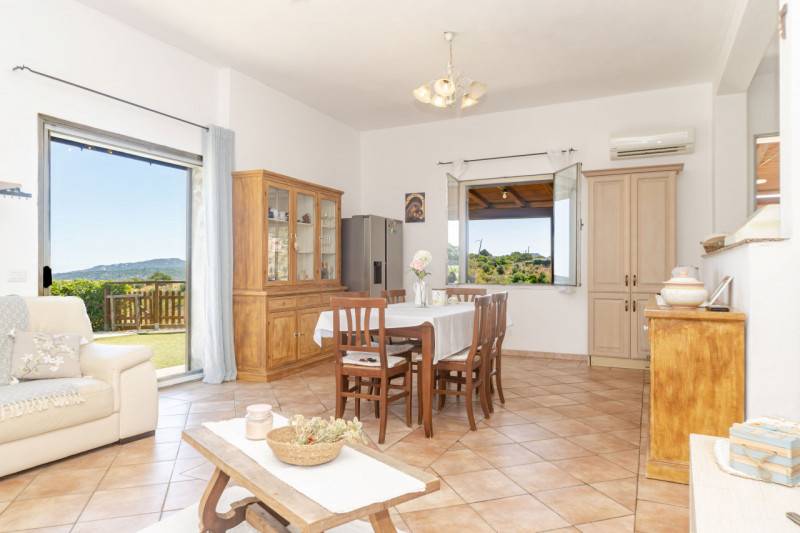 casa indipendente in vendita ad Olbia in zona Cugnana