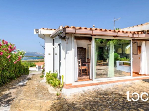 casa indipendente in vendita ad Olbia in zona Pittulongu