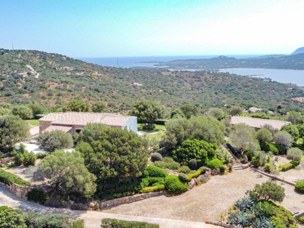 casa indipendente in vendita ad Olbia in zona Cugnana