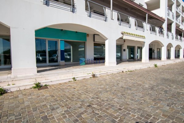 locale commerciale in vendita ad Olbia in zona Aldo Moro
