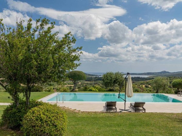 casa indipendente in vendita ad Olbia in zona Cugnana
