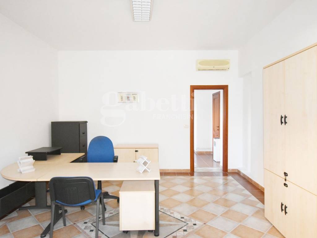 ufficio in vendita ad Olbia in zona Aldo Moro