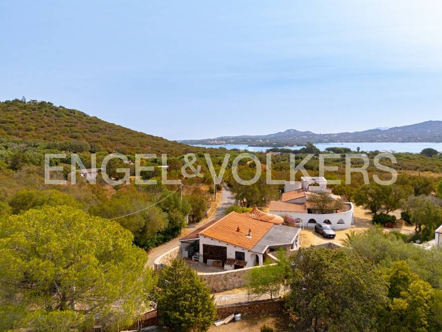 casa indipendente in vendita ad Olbia in zona Cugnana