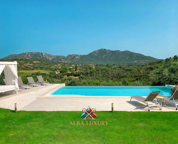 casa indipendente in vendita ad Olbia in zona Cugnana