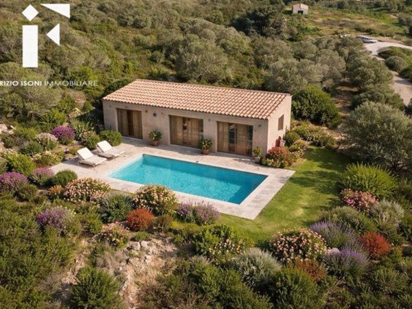 casa indipendente in vendita ad Olbia in zona Cugnana